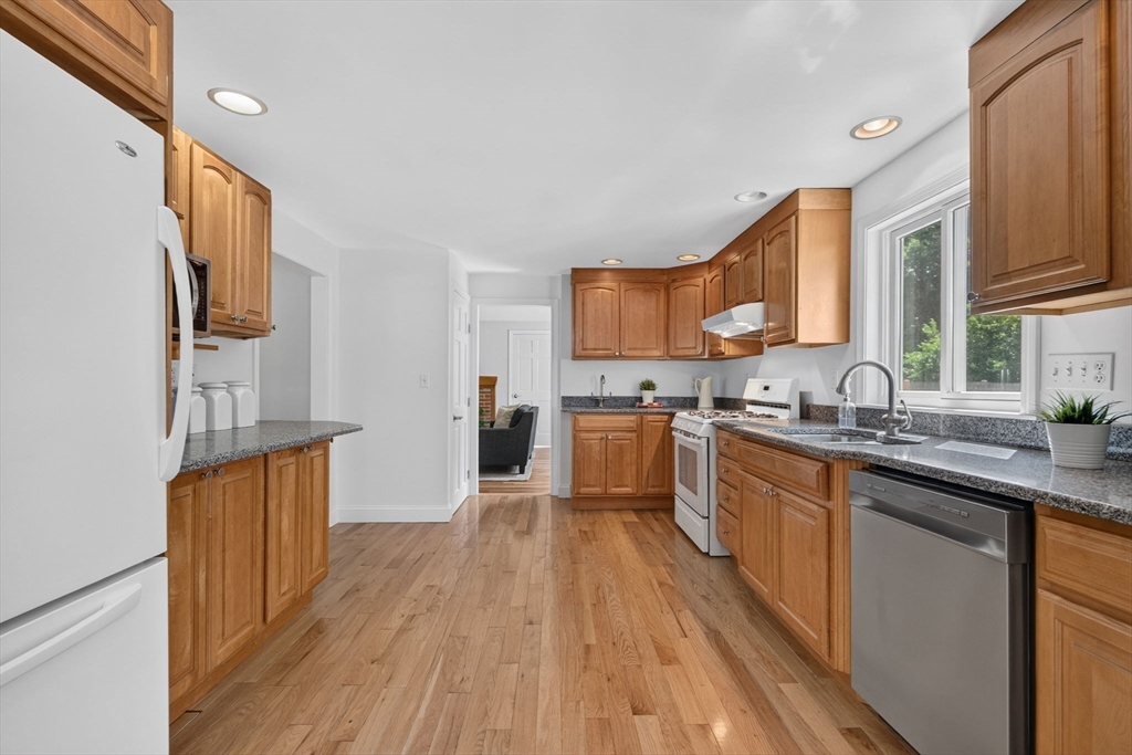 10 Hemlock Road Andover, MA 01810 - Photo 11 of 41