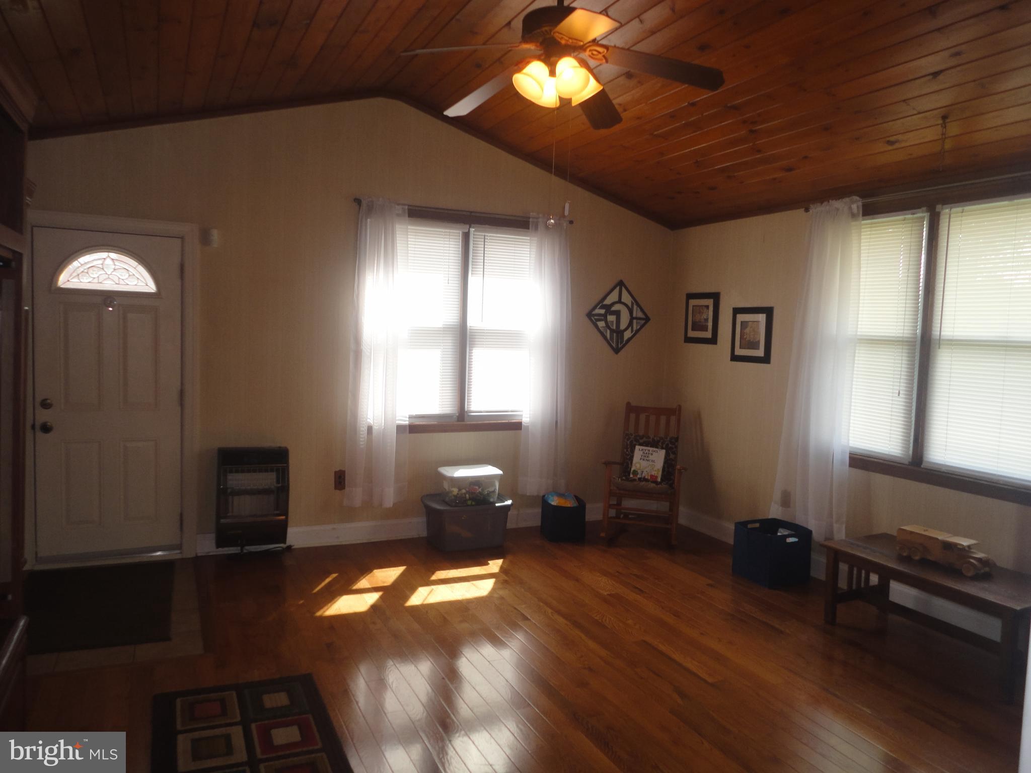 610 Hawarden Road Springfield, PA 19064 - Photo 14 of 38 Bright Family Room w/ vaulted ceiling