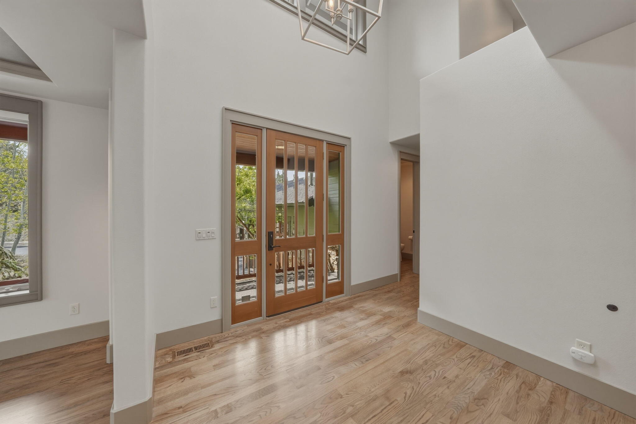 240 Northwest Skyliner Summit Loop Bend, OR 97703 - Photo 6 of 77 VAULTED ENTRY WAY
