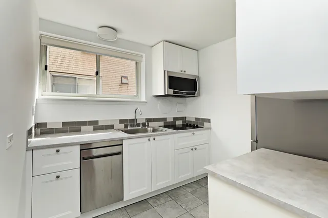$2,400 | 2730 Central Street, Unit 3A, Evanston, IL 60201