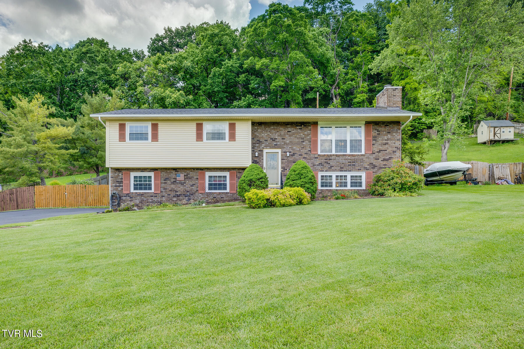 229 Hidden Acres Road Kingsport, TN 37664 - Photo 2 of 32 front close