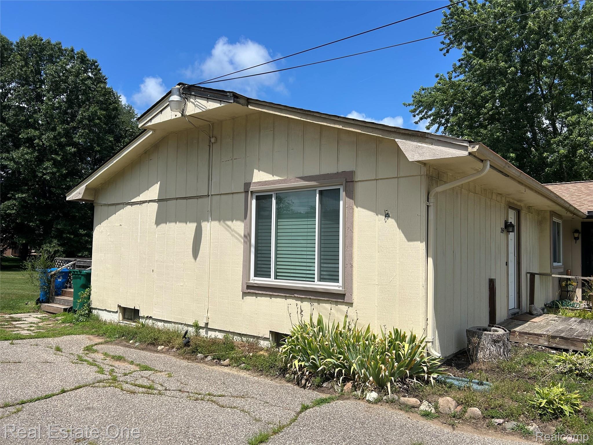 2659 Benstein Road Commerce Township, MI 48382 - Photo 2 of 26 Exterior siding in a light neutral tone