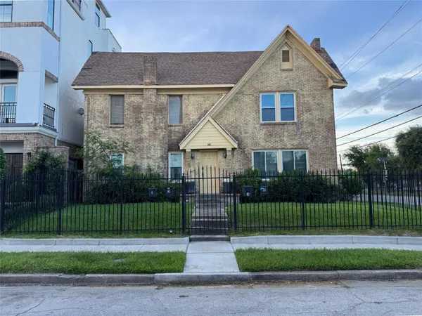$1,395 | 302 West Saulnier Street, Unit 2, Houston, TX 77019