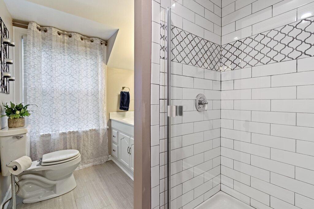 335 Brevoort Road Columbus, OH 43214 - Photo 21 of 25 2nd Floor Full Bath
