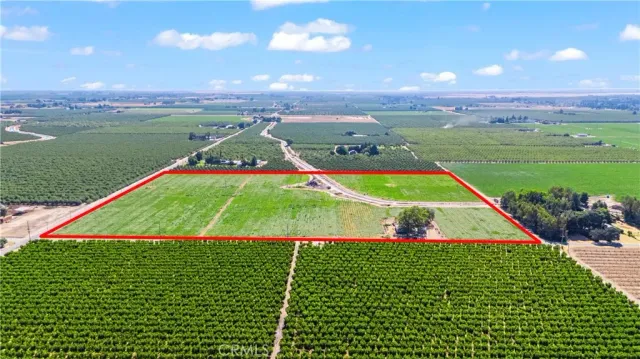 a view of an outdoor space and garden