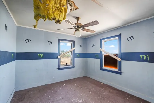 a view of empty room with window