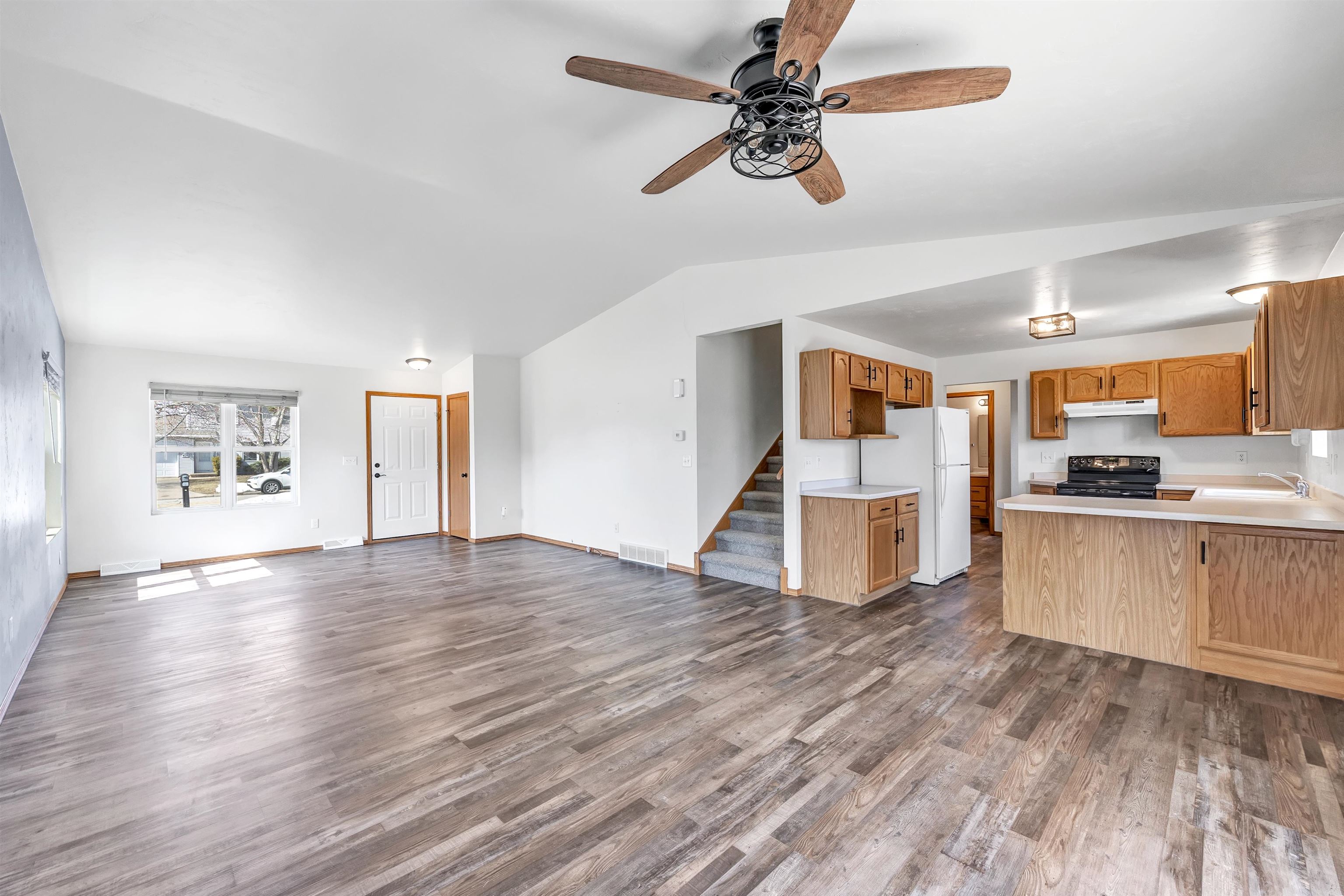 430 Steno Trail Pulaski, WI 54162 - Photo 5 of 36
