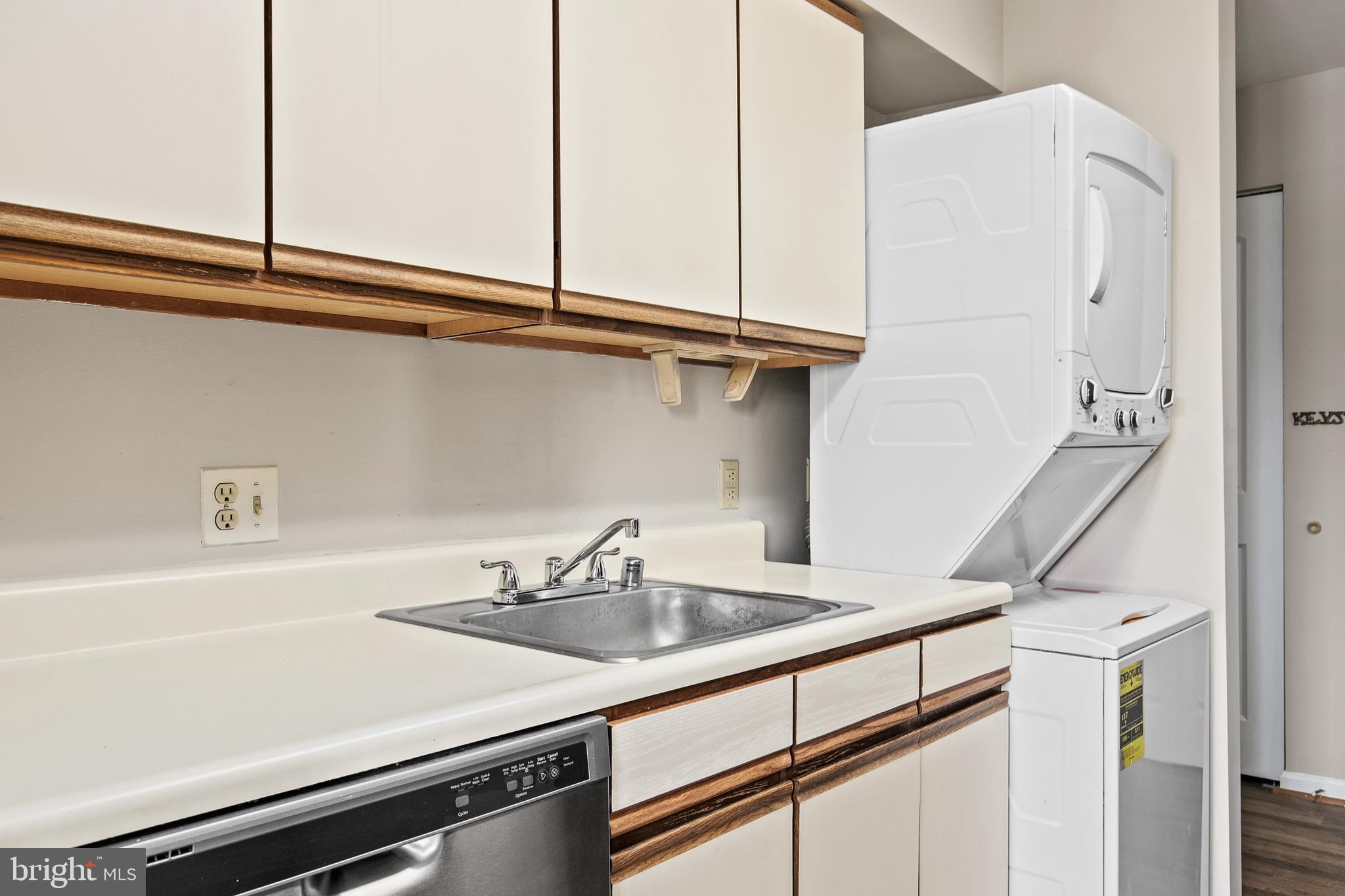 8513 Falls Run Road, Unit L Ellicott City, MD 21043 - Photo 6 of 28 Kitchen (alt view)