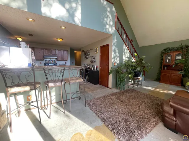 $199,900 | 6466 Rock Creek Drive, Ozawkie, KS 66070