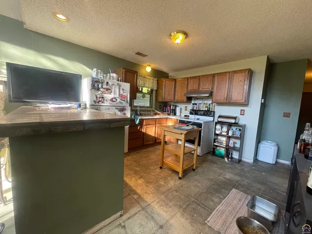 $199,900 | 6466 Rock Creek Drive, Ozawkie, KS 66070