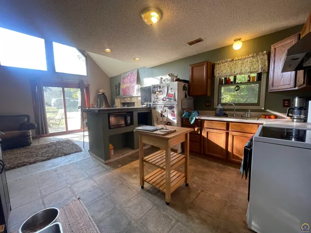 $199,900 | 6466 Rock Creek Drive, Ozawkie, KS 66070