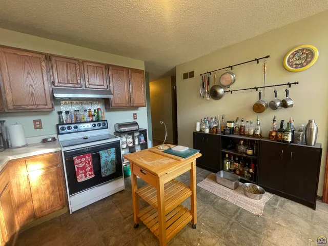 $199,900 | 6466 Rock Creek Drive, Ozawkie, KS 66070