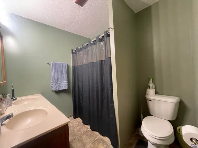 $199,900 | 6466 Rock Creek Drive, Ozawkie, KS 66070