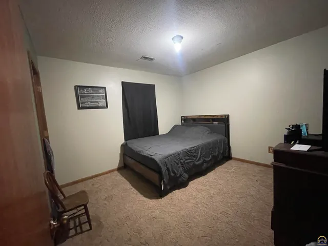 $199,900 | 6466 Rock Creek Drive, Ozawkie, KS 66070