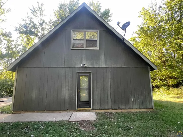 $199,900 | 6466 Rock Creek Drive, Ozawkie, KS 66070