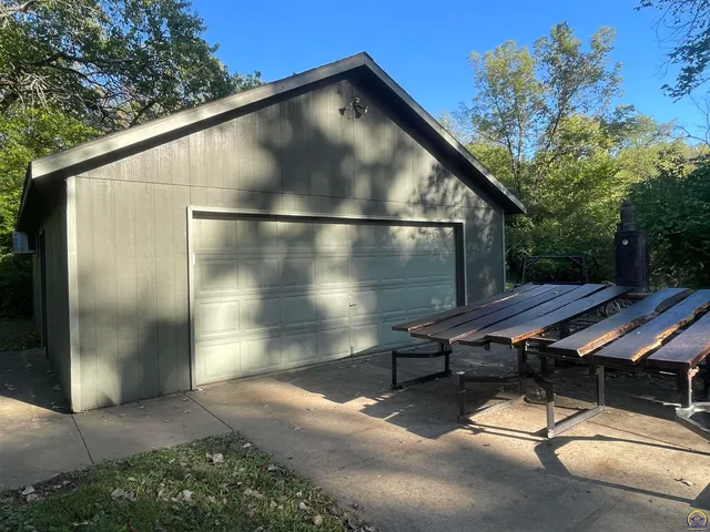 $199,900 | 6466 Rock Creek Drive, Ozawkie, KS 66070