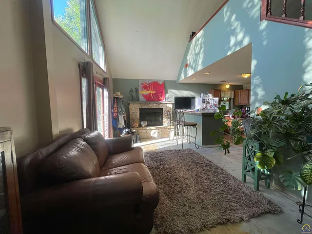 $199,900 | 6466 Rock Creek Drive, Ozawkie, KS 66070