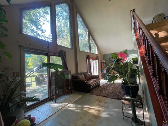 $199,900 | 6466 Rock Creek Drive, Ozawkie, KS 66070