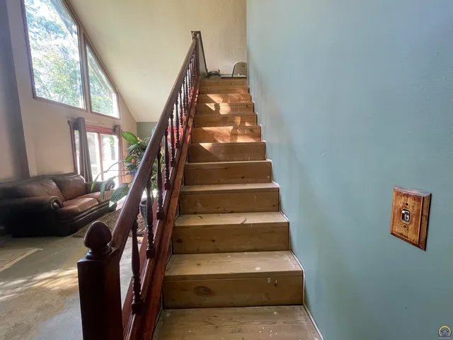 $199,900 | 6466 Rock Creek Drive, Ozawkie, KS 66070