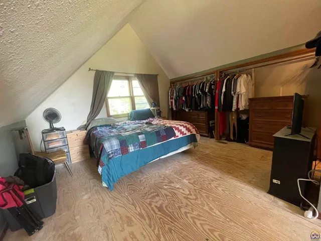 $199,900 | 6466 Rock Creek Drive, Ozawkie, KS 66070