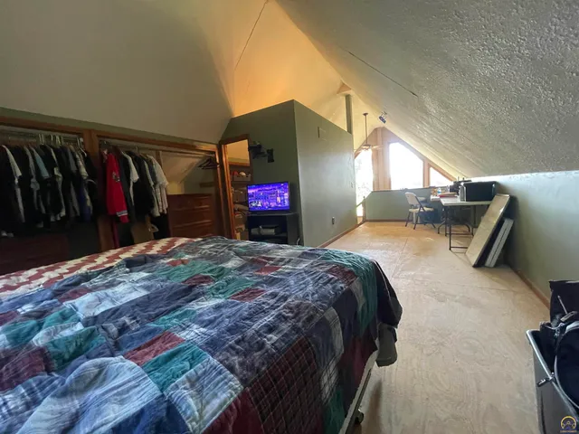 $199,900 | 6466 Rock Creek Drive, Ozawkie, KS 66070