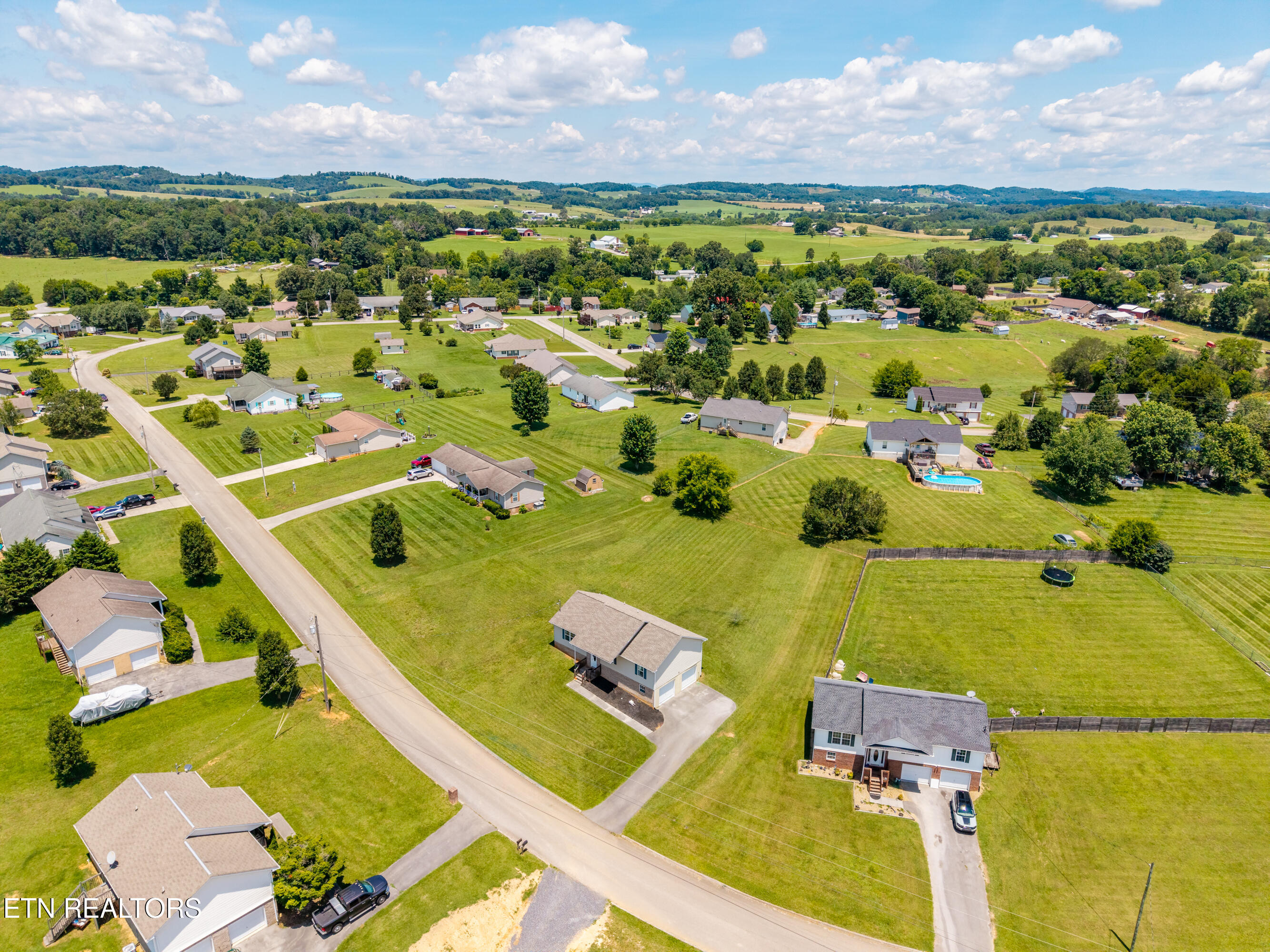 157 Ridgefield Drive Dandridge, TN 37725 - Photo 47 of 54 157RidgefieldDr-22