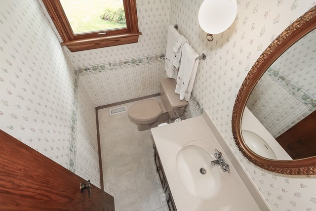 42W930 McDonald Road Elgin, IL 60124 - Photo 11 of 20 a bathroom with a toilet mirror and tub