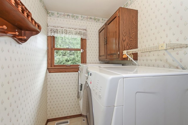 42W930 McDonald Road Elgin, IL 60124 - Photo 12 of 20 a utility room with dryer and washer