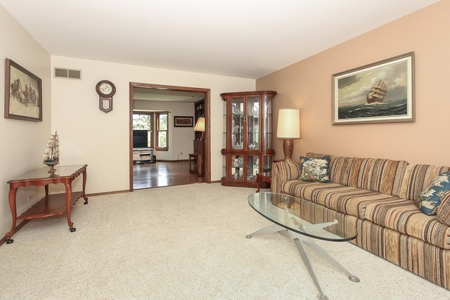 42W930 McDonald Road Elgin, IL 60124 - Photo 3 of 20 a living room with furniture and a kitchen