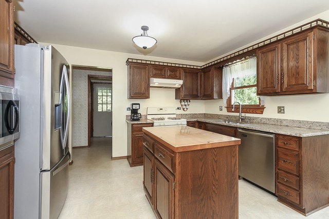 42W930 McDonald Road Elgin, IL 60124 - Photo 5 of 20 a kitchen with a sink stove and refrigerator