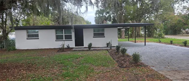 a view of back yard of the house