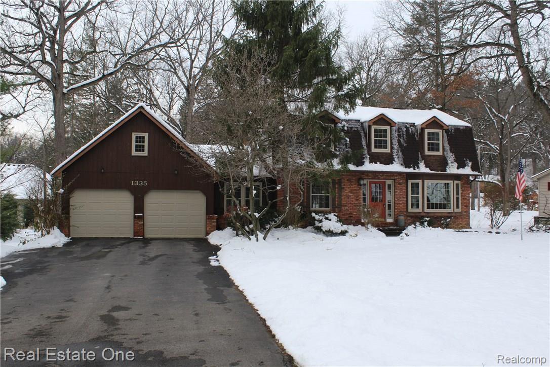 1335 Grebe Road Highland, MI 48357 - Photo 2 of 40 IMG_7979.JPG
