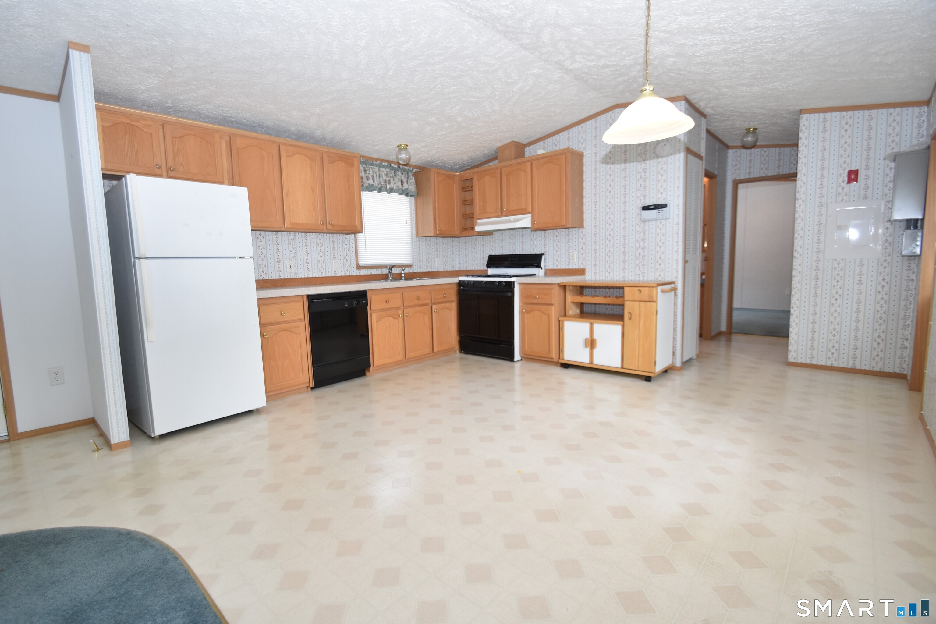 325 Kelly Road Vernon, CT 06066 - Photo 2 of 9 Large Eat-In Kitchen