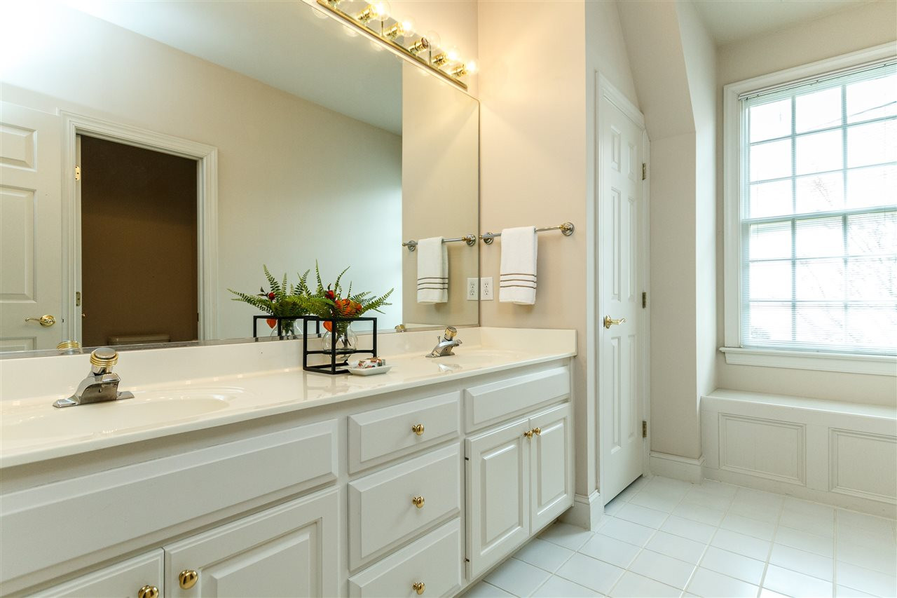 3909 Hemsbury Way Raleigh, NC 27612 - Photo 22 of 30 Bath