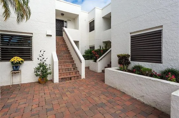 a view of entryway with flower plants