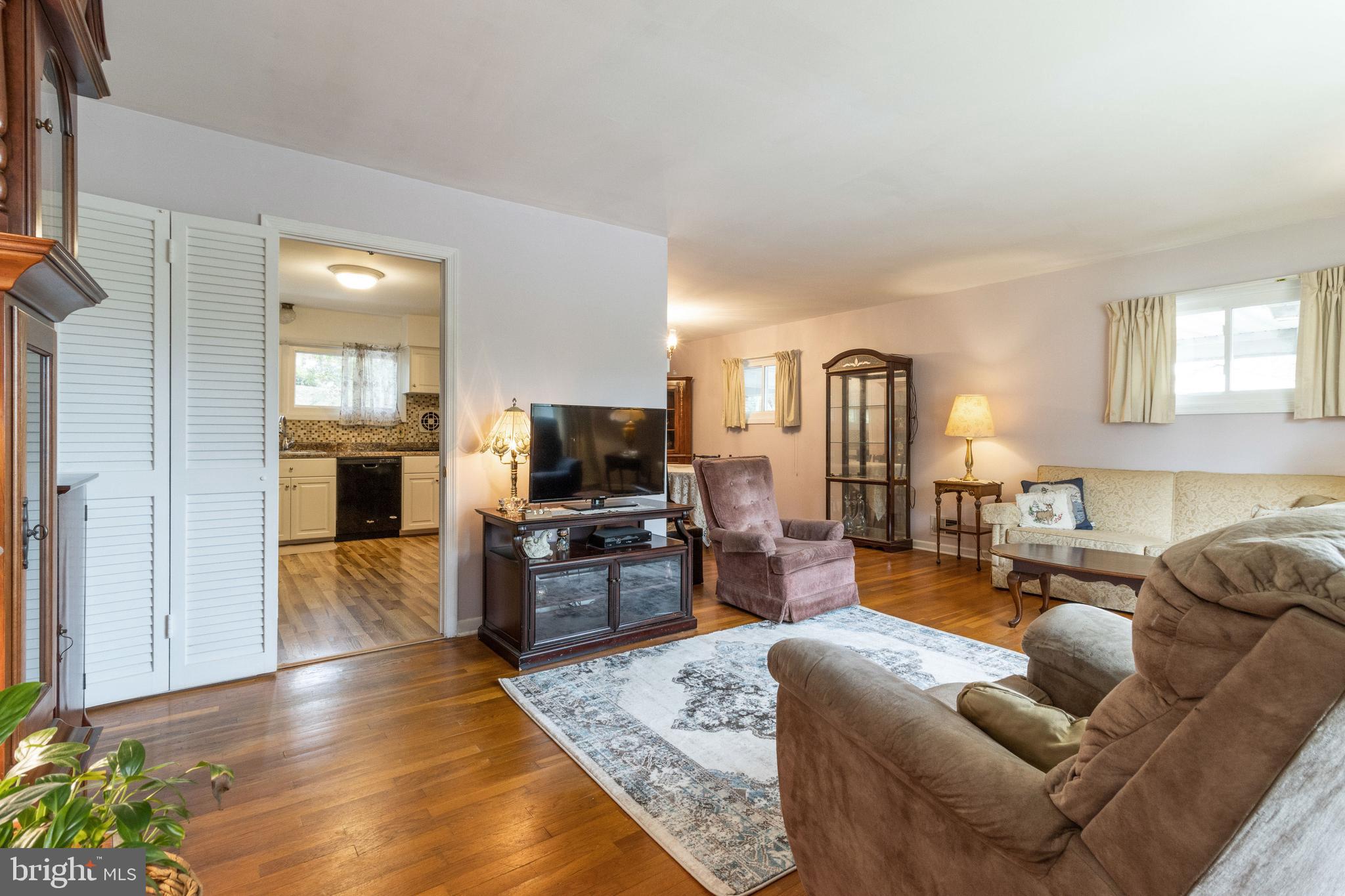 1907 Frederick Road Baltimore, MD 21228 - Photo 4 of 30 Comfortable living room