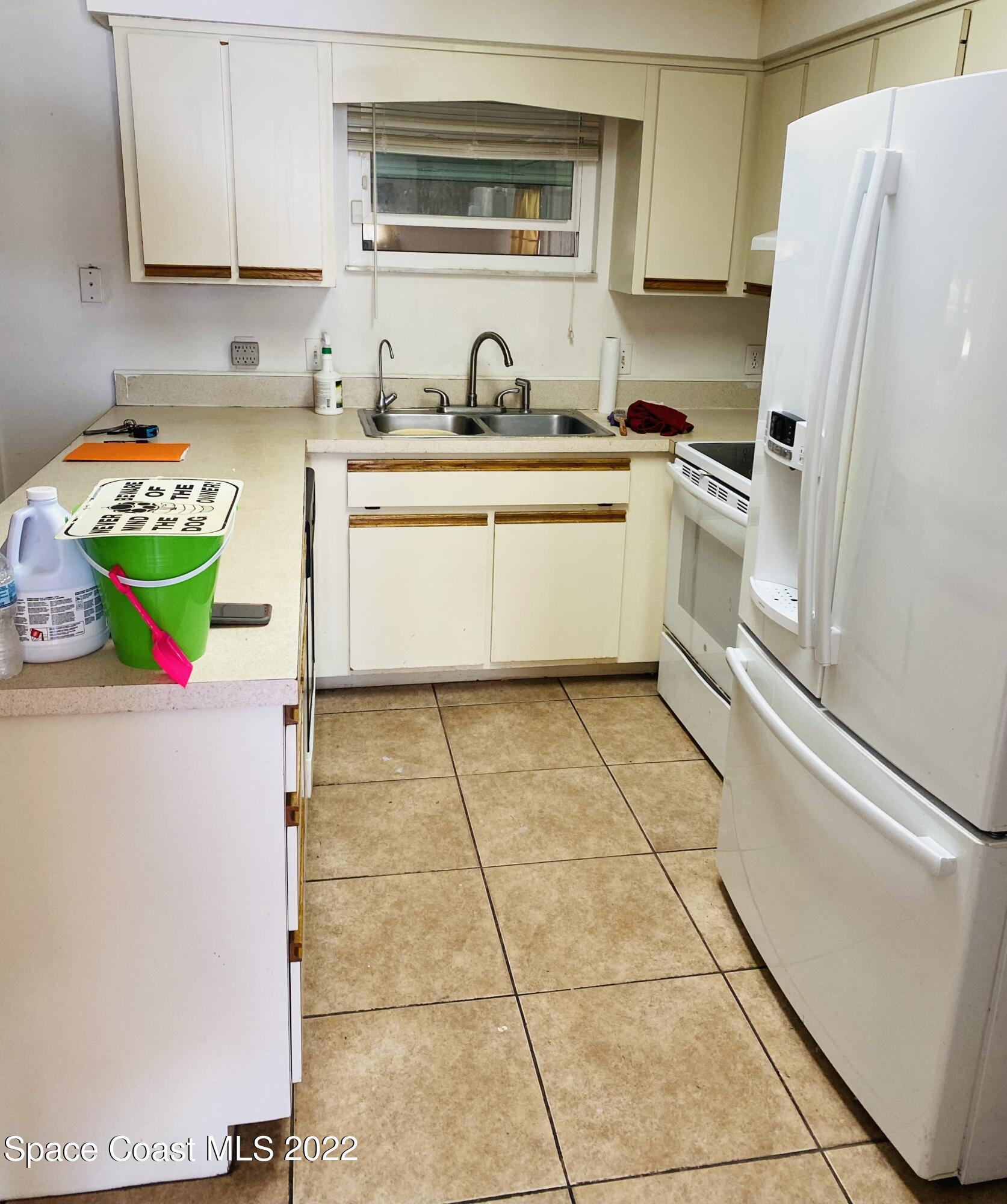2097 Beekman Street Northeast Palm Bay, FL 32905 - Photo 10 of 35 beekman kitchen