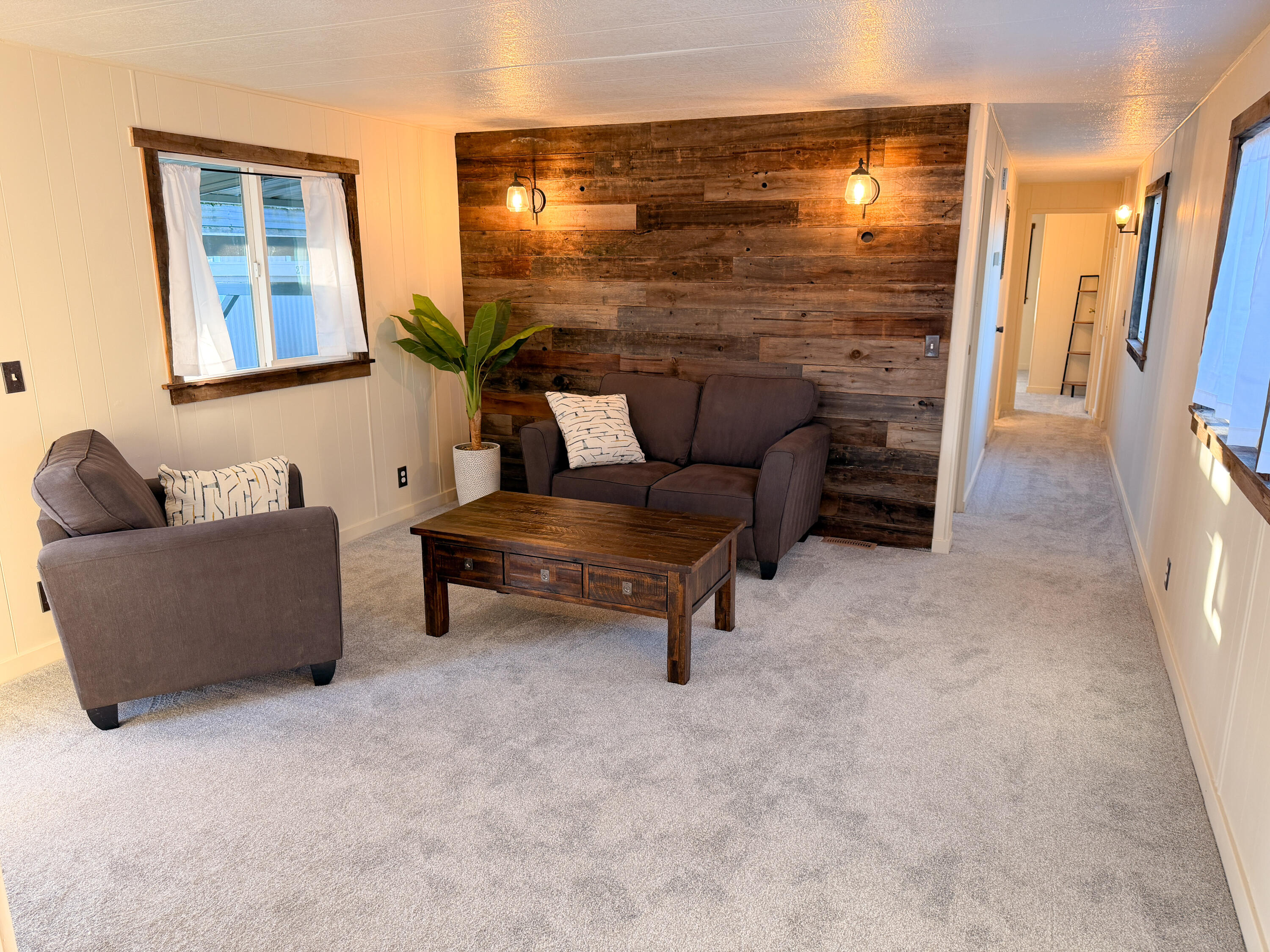 2335 Table Rock Road, Unit SPC 27 Medford, OR 97501 - Photo 2 of 14 Living Room