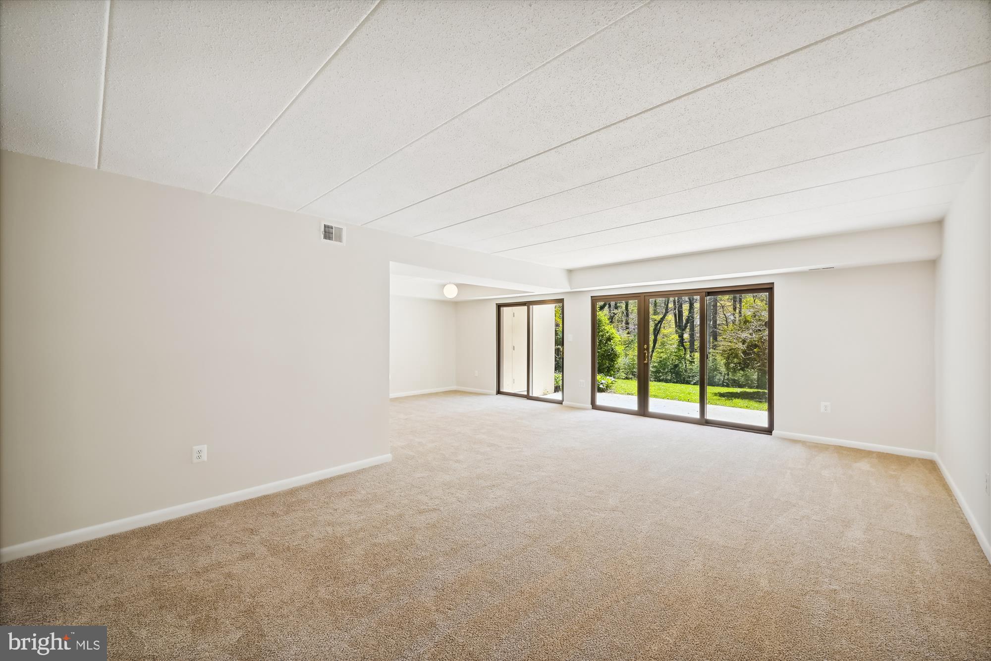 5673 Harpers Farm Road, Unit B Columbia, MD 21044 - Photo 19 of 72 Living Room