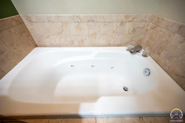 $289,000 | 1022 Southwest Morna Drive, Topeka, KS 66604