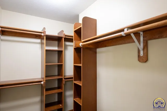 $289,000 | 1022 Southwest Morna Drive, Topeka, KS 66604