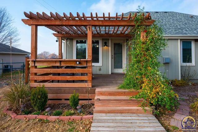 $289,000 | 1022 Southwest Morna Drive, Topeka, KS 66604