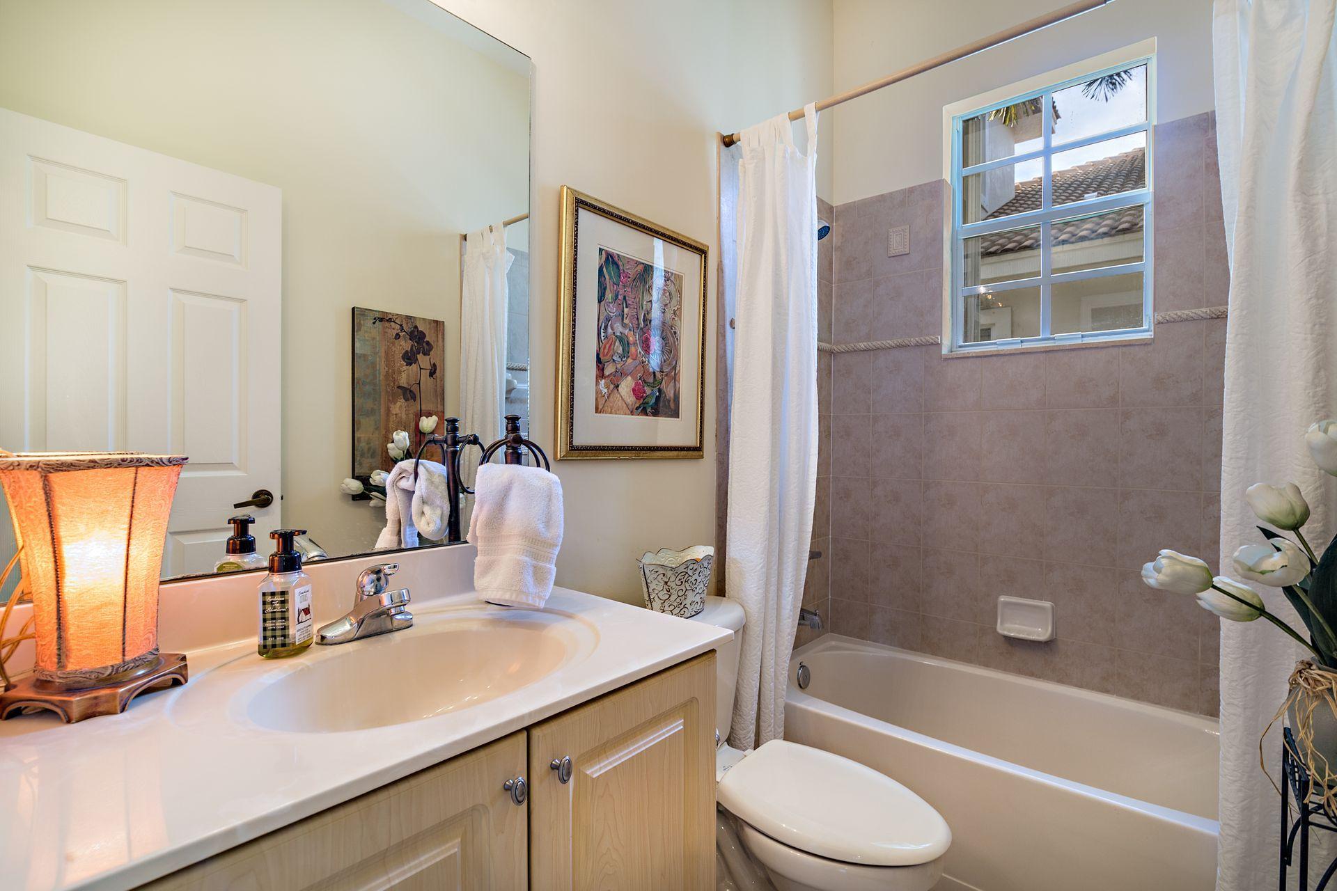 122 Via Castilla Jupiter, FL 33458 - Photo 17 of 40 Second Bathroom