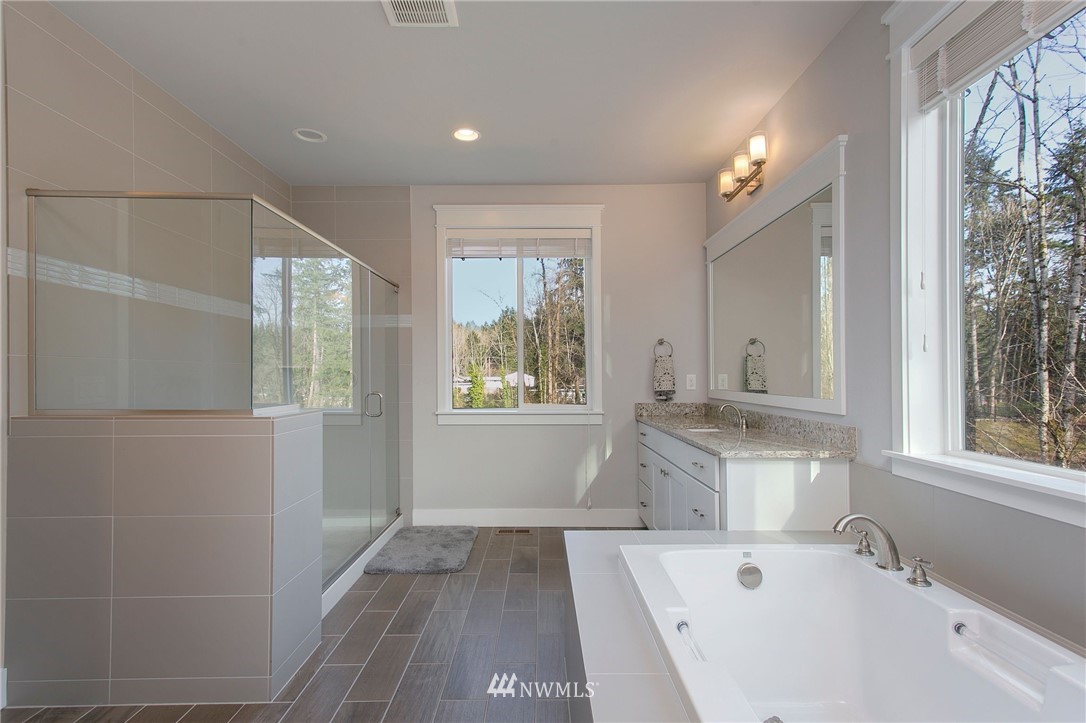 322 Graham Avenue Southeast Renton, WA 98059 - Photo 20 of 39 a bathroom with a bathtub and a sink