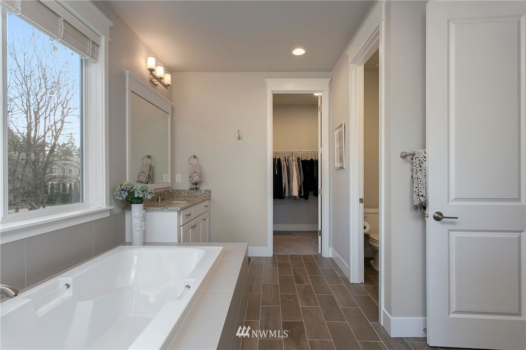 322 Graham Avenue Southeast Renton, WA 98059 - Photo 22 of 39 a bathroom with a bathtub and a sink