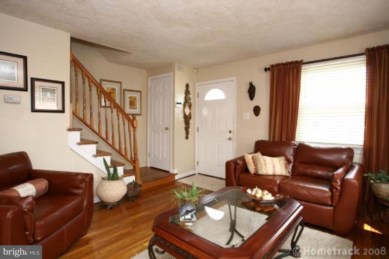 5714 Van Dyke Road Baltimore, MD 21206 - Photo 4 of 16 Living Room