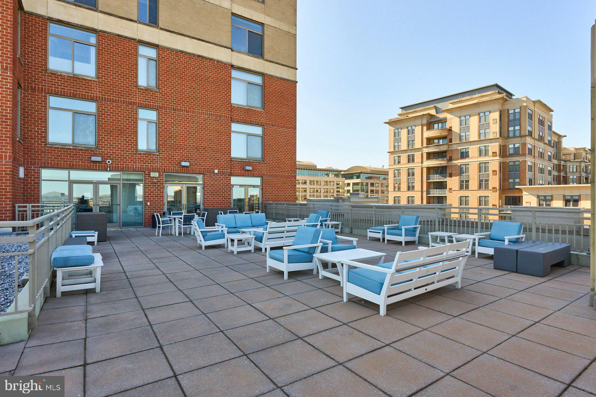 3650 South Glebe Road, Unit 652 Arlington, VA 22202 - Photo 43 of 54 a view of a patio with couches and table and chairs