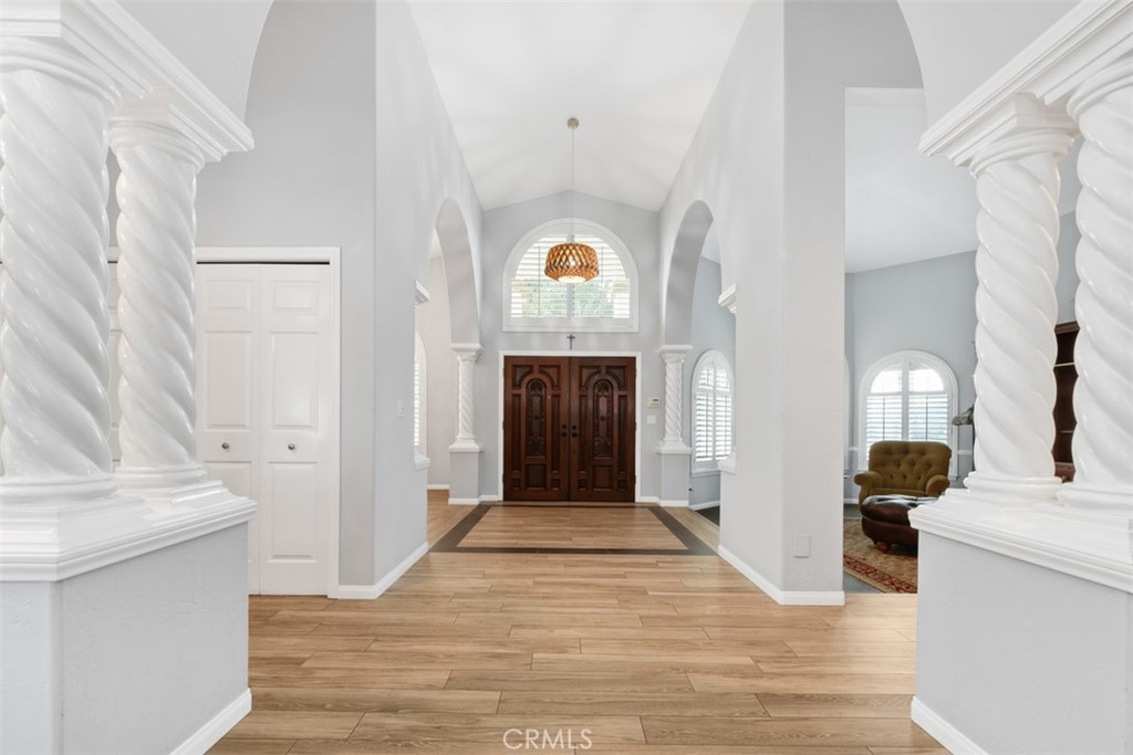 3950 Concordia Lane Fallbrook, CA 92028 - Photo 15 of 51 Looking to Front Door from Family Room