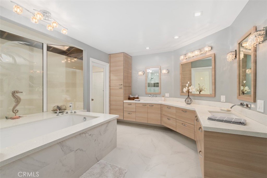 3950 Concordia Lane Fallbrook, CA 92028 - Photo 25 of 51 a large bathroom with a double vanity sink a mirror and a bathtub