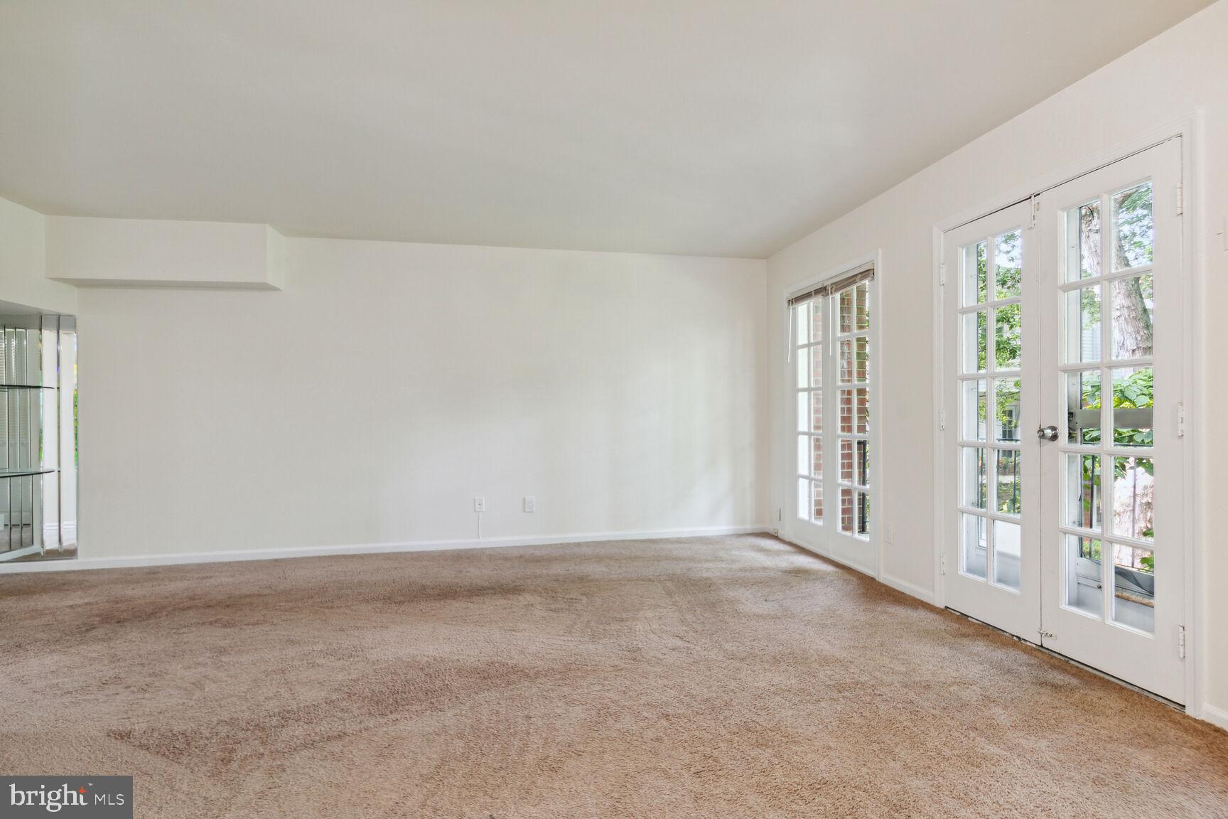 8900 16th Street, Unit 8900 Silver Spring, MD 20910 - Photo 11 of 32 Living Room